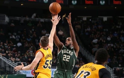 乐鱼-禁区外尴尬14中0？短板难除字母哥用防守决定比赛