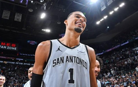 乐鱼体育官方入口-文班亚马常规赛数据：场均25分11.5篮板3.1盖帽，蝉联盖帽王