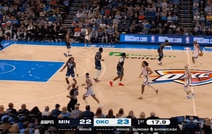 很沮丧！传球给兰德尔被切掉 李凯尔回防过程中甩手摇头