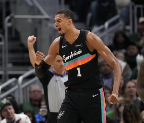 乐鱼-皮尔斯：文班去年去了少林寺&amp;见了KG大梦克六 集齐了所有无限宝石